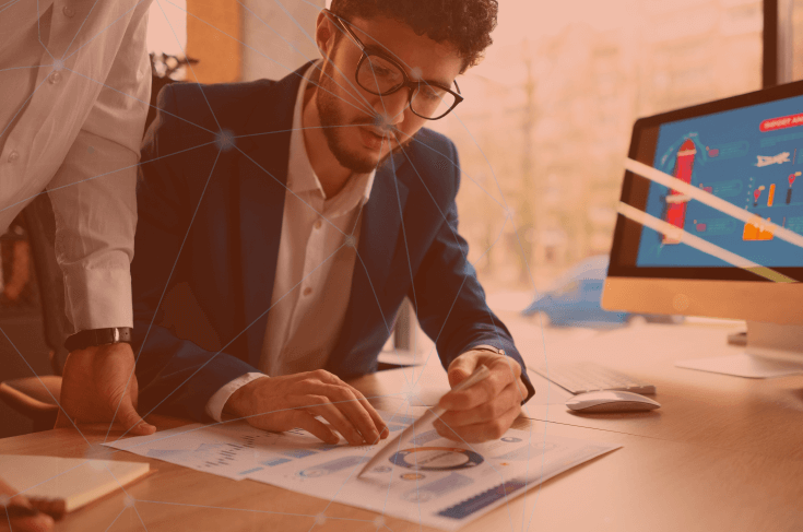 Hombre de negocios mostrando la evolución empresarial por medio de indicadores
