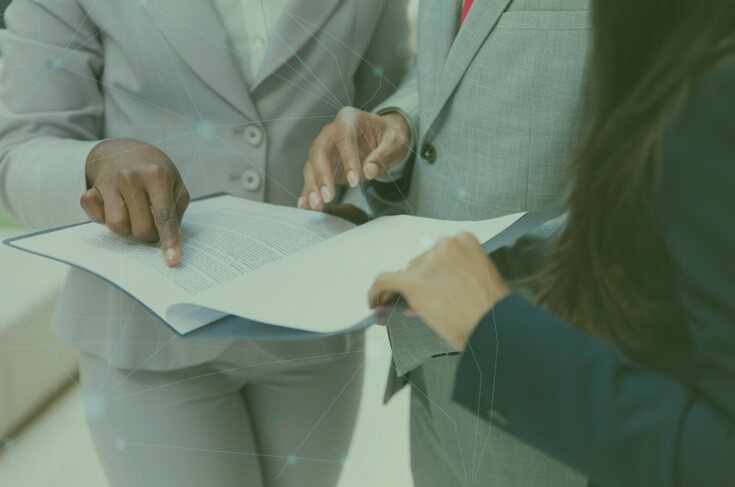 Auditor revisa documentación