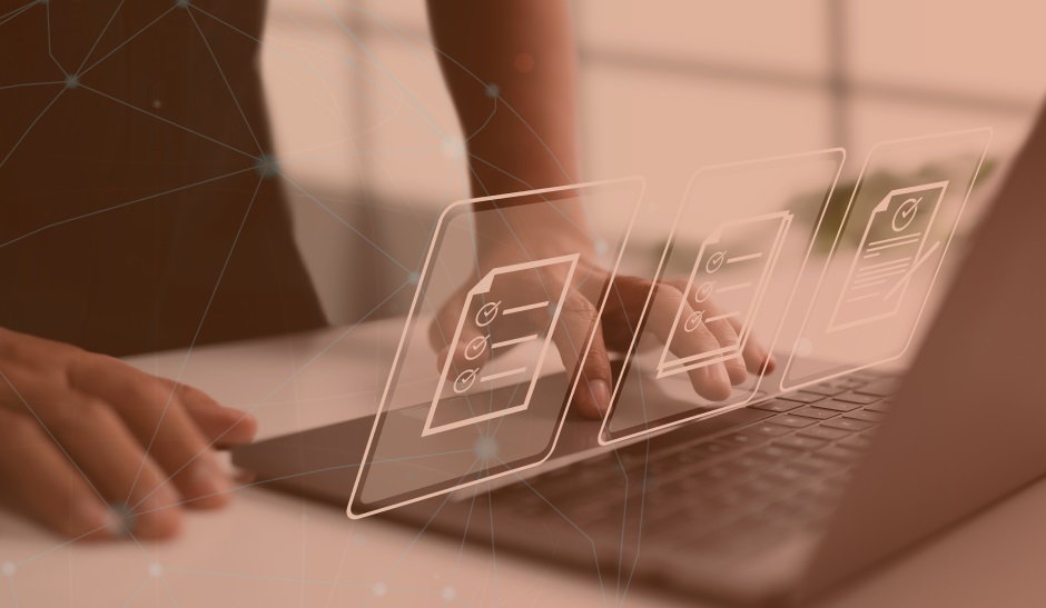 Persona revisa política de compras