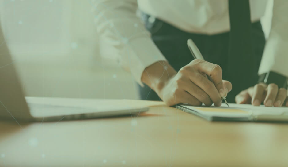 Persona revisando carta