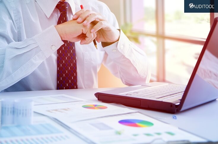 Auditor revisar documentos en PC