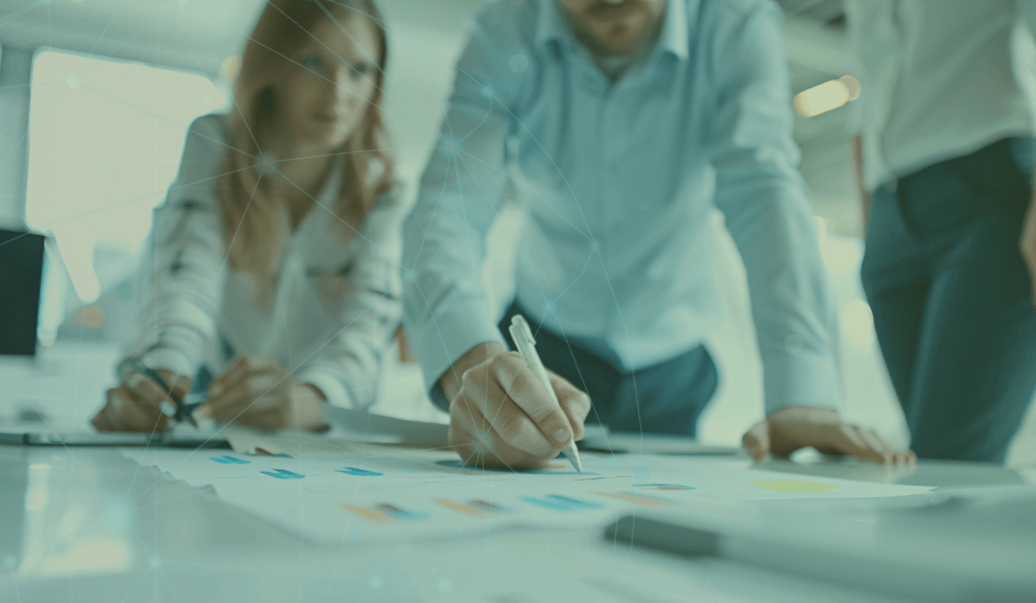 Empresaro estrecha su mano como representación de acuerdo