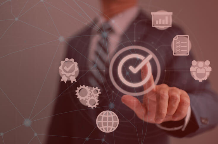 Auditor revisa lista de chequeo