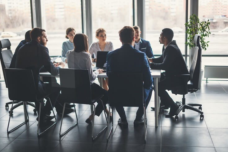 Equipo de trabajo reunido en sala de juntas
