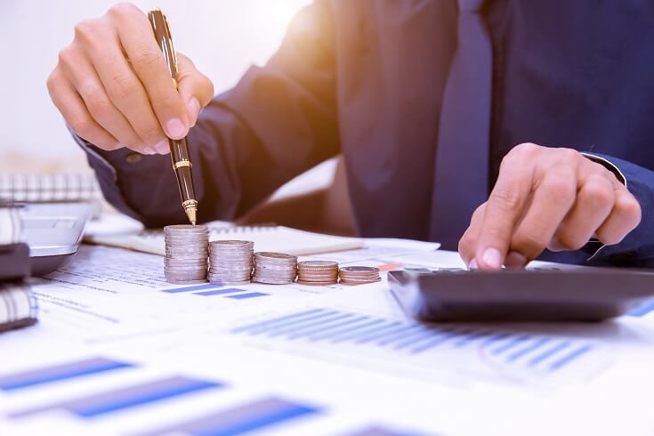 Persona realiza cuentas