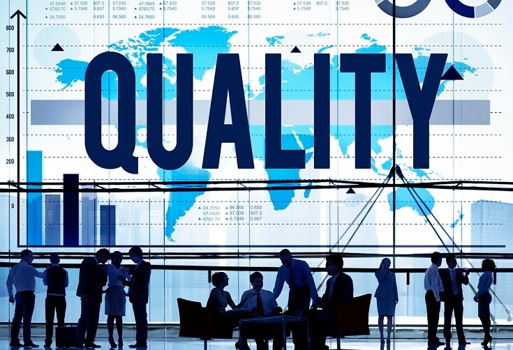 Palabra calidad y equipo reunido 