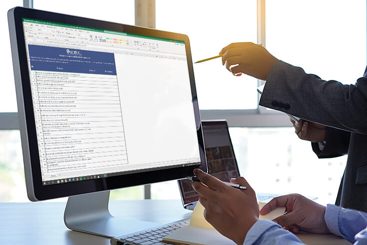Personal revisa checklist desde el PC