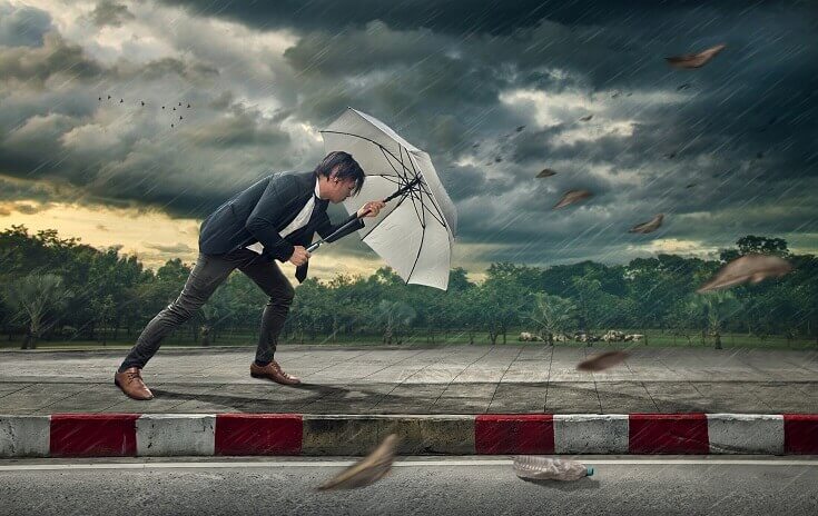 Empresario con paraguas blanco protegiéndose a sí mismo