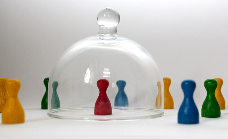 Ficha/figura de color rojo aislada del resto