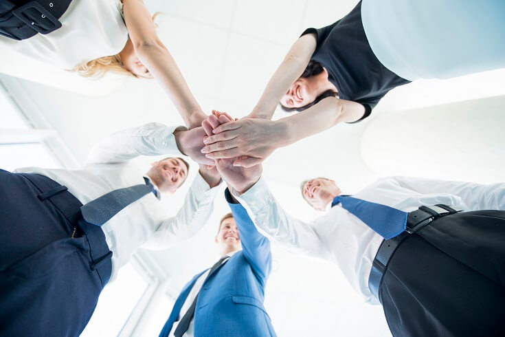 Auditores trabajan unidos 