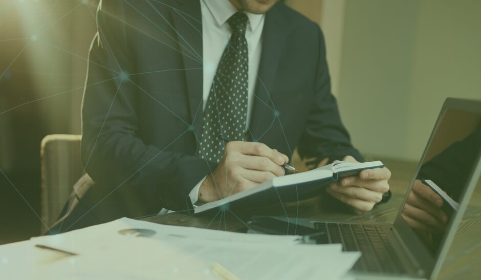 Persona revisando papel de trabajo