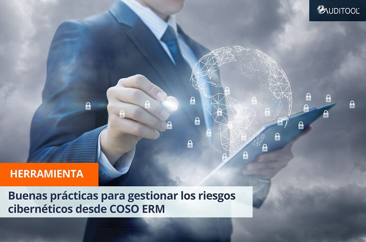 Auditor revisa tablet y chequea seguridad