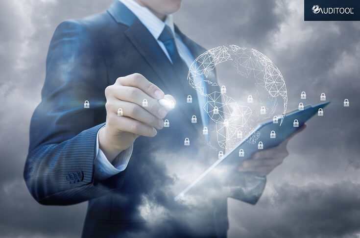 Auditor revisa tablet y chequea seguridad