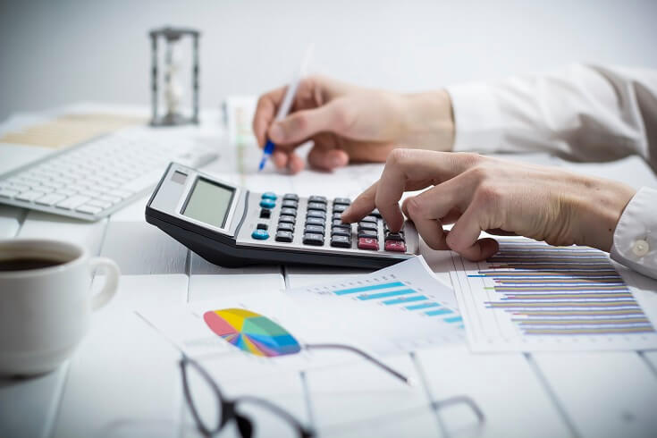 Contador utiliza calculadora para realizar su trabajo